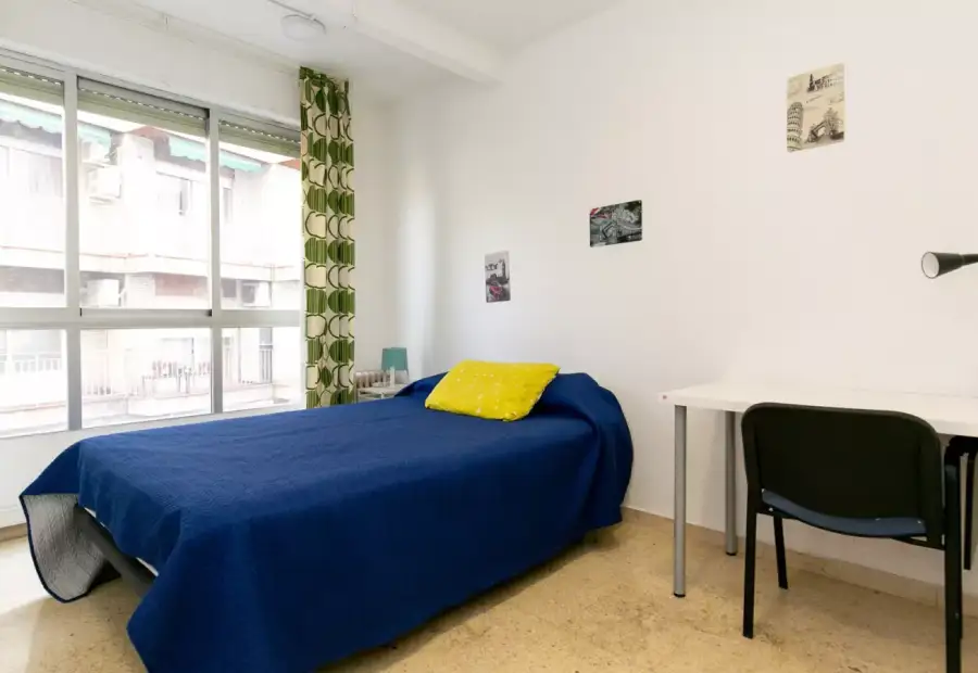 Alquiler de habitaciones en piso de 6 habitaciones en Granada en Granada