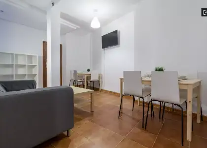Amplia habitación en un apartamento de 7 habitaciones, Ciutat Vella en Valencia
