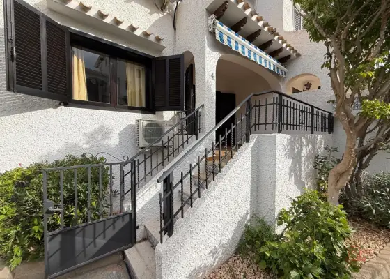Apartamento en venta en Orihuela Costa, Cabo Roig, de 65 m2 con 2 dormitorios, baño y terraza por 214.000 €, Ref. 365