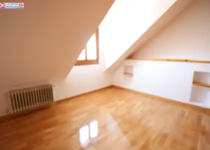Ático de un dormitorio con aire acondicionado calefacción por gas, baño y aseo, terraza exterior y plaza de garaje. en Alcázar de San Juan