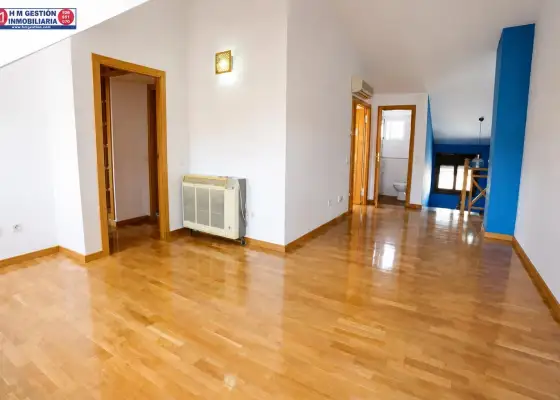 Ático de un dormitorio con aire acondicionado calefacción por gas, baño y aseo, terraza exterior y plaza de garaje. en Alcázar de San Juan