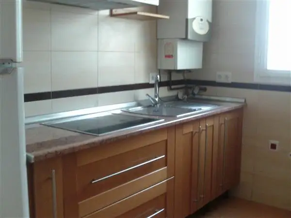 Ático de un dormitorio con amplia terraza, cocina independiente, salón y dormitorio con armario empotrado. Plaza de garaje y trastero incluidos en el precio. en Alcázar de San Juan