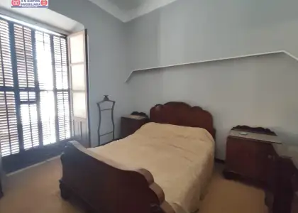 Casa a reformar con salida a dos calles, con patio y garaje en Alcázar de San Juan