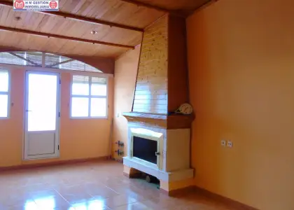 Casa con excelentes calidades próxima a hospital. 306 M2 construidos con vivienda en primera planta, amplio y luminoso salón con grandes ventanales y balcón, cocina amueblada, lavadero y despensa, en Alcázar de San Juan