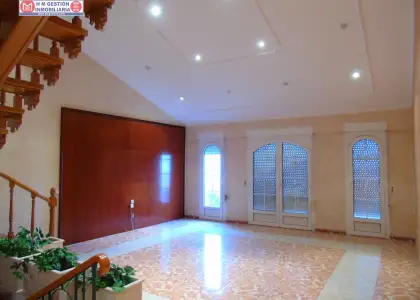 Casa con excelentes calidades próxima a hospital. 306 M2 construidos con vivienda en primera planta, amplio y luminoso salón con grandes ventanales y balcón, cocina amueblada, lavadero y despensa, en Alcázar de San Juan