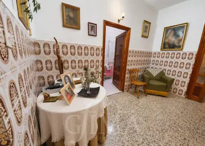Casa de 4 dormitorios con patio, corral y cochera en parcela de 355 m² en Tomelloso en Tomelloso