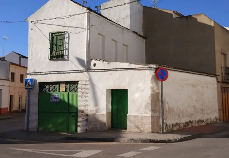 Casa en esquina para reformar, ideal para vivienda y local en Alcázar de San Juan