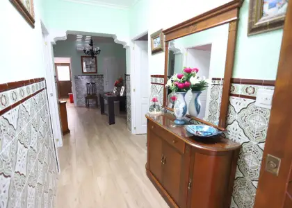 Casa en planta baja para entrar a vivir con 3 dormitorios, cocina amplia, salón, comedor, 2 patios y lavadero en Quero