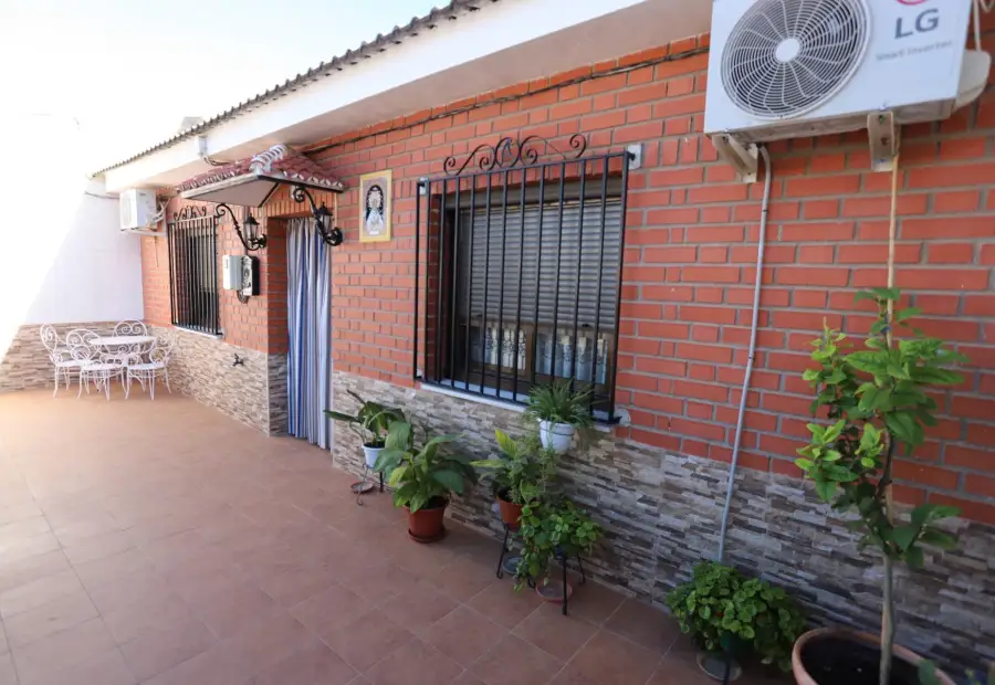 Casa en planta baja para entrar a vivir con 3 dormitorios, cocina amplia, salón, comedor, 2 patios y lavadero en Quero