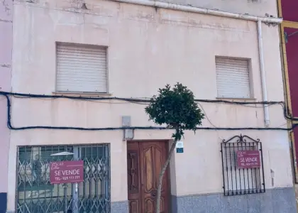 Casa en venta en Alcázar De San Juan, de 78 m2 con 3 dormitorios y 2 baños por 135.000 €, Ref. 0286 en Alcázar de San Juan