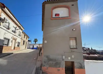 Casa en venta en Campo De Criptana, de 70 m2 con 4 dormitorios y 3 baños por 52.000 €, Ref. 0293 en Campo de Criptana