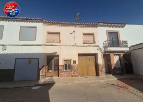 Casa en venta en Herencia, Calle Santa Lucía, de 255 m2 con 8 dormitorios, 2 baños y plaza de garaje por 97.125 €, Ref. 0421