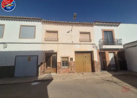 Casa en venta en Herencia, de 280 m2 con 8 dormitorios y 2 baños por 103.200 €, Ref. 0403