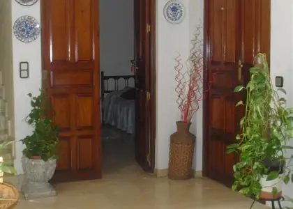 Casa en zona centro de Alcázar a 5 minutos de la Plaza de España, En planta baja.: Garaje para dos coches, 3 habitaciones, servicio, patio cubierto distribuidor, patio exterior de 50 m2 y cuarto de en Alcázar de San Juan