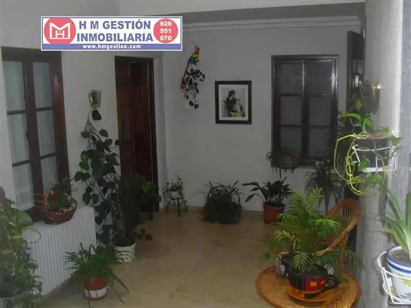 Casa en zona centro de Alcázar a 5 minutos de la Plaza de España, En planta baja.: Garaje para dos coches, 3 habitaciones, servicio, patio cubierto distribuidor, patio exterior de 50 m2 y cuarto de en Alcázar de San Juan