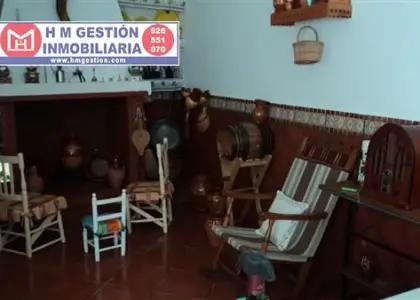 Casa reformada totalmente hace 20 años, con cocina amueblada, amplio patio, aire acondicionado, tres baños, cuatro dormitorios, cocina campera, amplio patio, en el Barrio de Santa María. 240 metros en Alcázar de San Juan