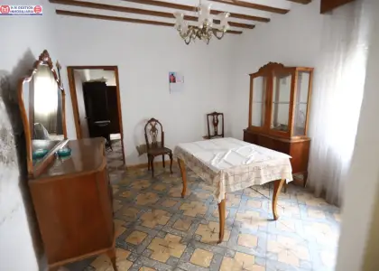 Casa totalmente amueblada en esquina sobre parcela de 122 metros en la localidad de Quero, con 145 metros construidos, dos plantas, cinco dormitorios, trastero y patio con pozo. Precio negociable en Quero