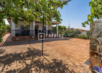 Chalet en venta en Calle de la Constitución, Distrito Único, Palomeque, Toledo en Palomeque