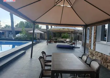 Chalet reformado totalmente amueblado con piscina y patio de 700 metros en Alcázar de San Juan