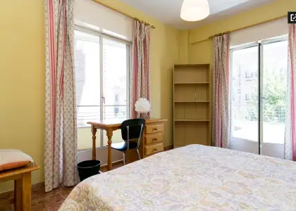 Cómoda habitación con armario independiente en el apartamento de 4 dormitorios, Realejo en Granada