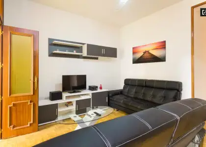 Enorme habitación con ventana con vista a la calle en piso compartido, Puerta del Sol en Madrid