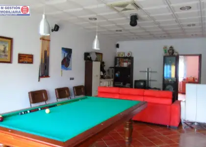 Excelente casa de nueva construccion que cuenta con dormitorio , baño ,amplio salon cocina ,garaje y patio y oytras dependencias en planta baja . En planta primera tres dormitorios baño y amplio s en Alcázar de San Juan