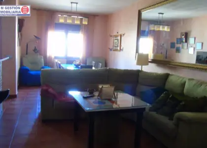 Excelente casa de nueva construccion que cuenta con dormitorio , baño ,amplio salon cocina ,garaje y patio y oytras dependencias en planta baja . En planta primera tres dormitorios baño y amplio s en Alcázar de San Juan