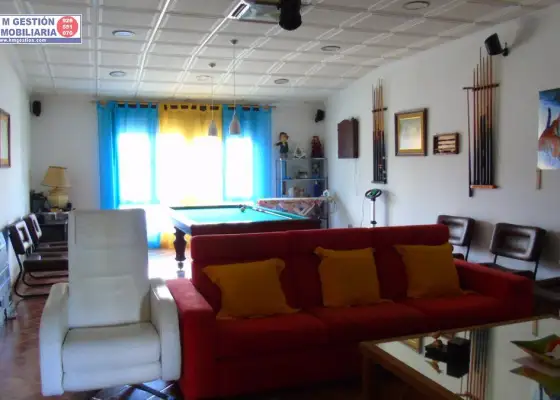 Excelente casa de nueva construccion que cuenta con dormitorio , baño ,amplio salon cocina ,garaje y patio y oytras dependencias en planta baja . En planta primera tres dormitorios baño y amplio s en Alcázar de San Juan