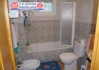 Excelente vivienda de tres dormitorios y dos baños en Torrevieja, a cien metros de la playa. El edificio es de solo diez vecinos, la vivienda se entrega amueblada y con elecrtodomésticos. Precio neg en Torrevieja