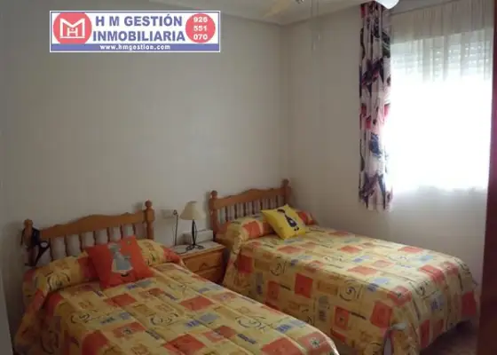 Excelente vivienda de tres dormitorios y dos baños en Torrevieja, a cien metros de la playa. El edificio es de solo diez vecinos, la vivienda se entrega amueblada y con elecrtodomésticos. Precio neg
