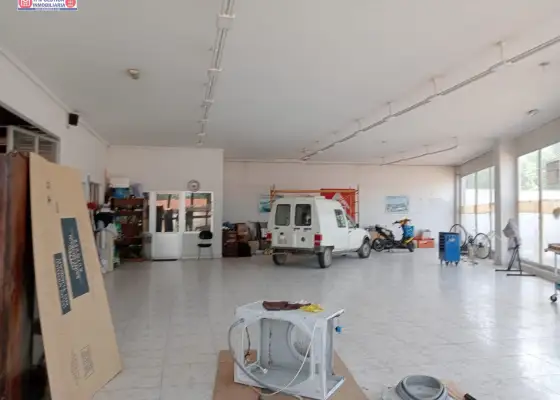 Exposicion para venta en vía principal de Villafranca de los Caballeros