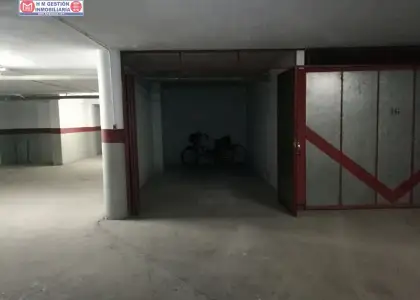 Garage cerrado cercano al centro con puerta automatica en Alcázar de San Juan