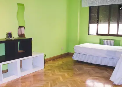 Gran habitación con escritorio en piso de 4 habitaciones, Moncloa en Madrid
