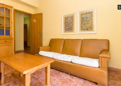 Gran habitación con parejas permitidas en el apartamento de 4 dormitorios, Realejo en Granada