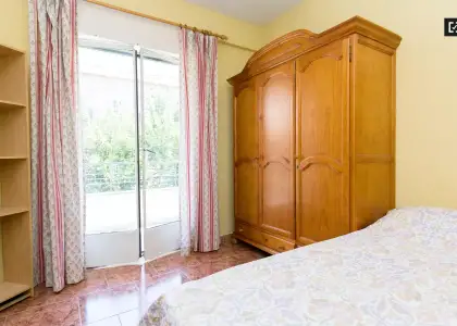 Gran habitación con parejas permitidas en el apartamento de 4 dormitorios, Realejo en Granada