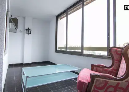 Habitación acogedora con estantería en un apartamento de 4 dormitorios, Extramurs en Valencia