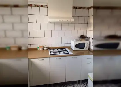 Habitación amueblada con cómoda en apartamento de 4 dormitorios, Benimaclet en Valencia