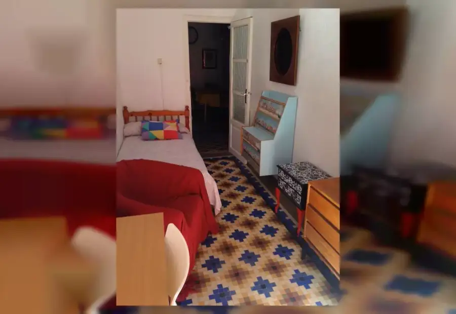 Habitación amueblada con cómoda en apartamento de 4 dormitorios, Benimaclet en Valencia
