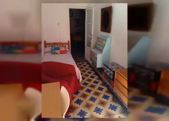Habitación amueblada con cómoda en apartamento de 4 dormitorios, Benimaclet en Valencia
