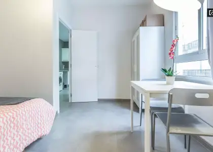 Habitación amueblada con estanterías en piso compartido, Ciutat Vella. en Valencia