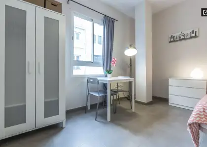 Habitación amueblada con estanterías en piso compartido, Ciutat Vella. en Valencia