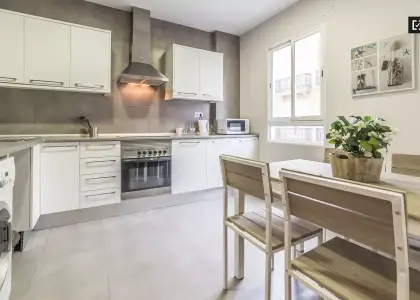 Habitación amueblada con llave independiente en el apartamento compartido, Ciutat Vella en Valencia