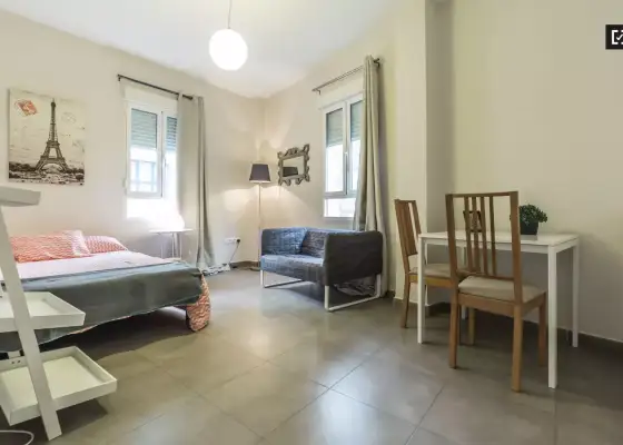 Habitación amueblada con llave independiente en el apartamento compartido, Ciutat Vella en Valencia