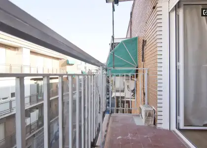 Habitación amueblada con ventana con vista a la calle en un apartamento de 4 dormitorios, Carabanchel en Madrid