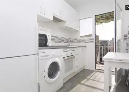 Habitación amueblada con ventana con vista a la calle en un apartamento de 4 dormitorios, Carabanchel en Madrid