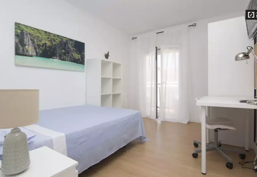 Habitación amueblada con ventana con vista a la calle en un apartamento de 4 dormitorios, Carabanchel en Madrid