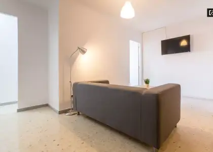 Habitación amueblada en un apartamento de 5 dormitorios en Camins al Grau en Valencia