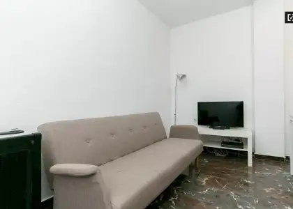 Habitación decorada con escritorio en piso compartido, Ronda en Granada