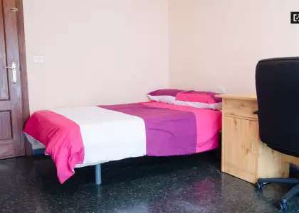 Habitación decorada con estanterías en piso compartido, Benimaclet. en Valencia