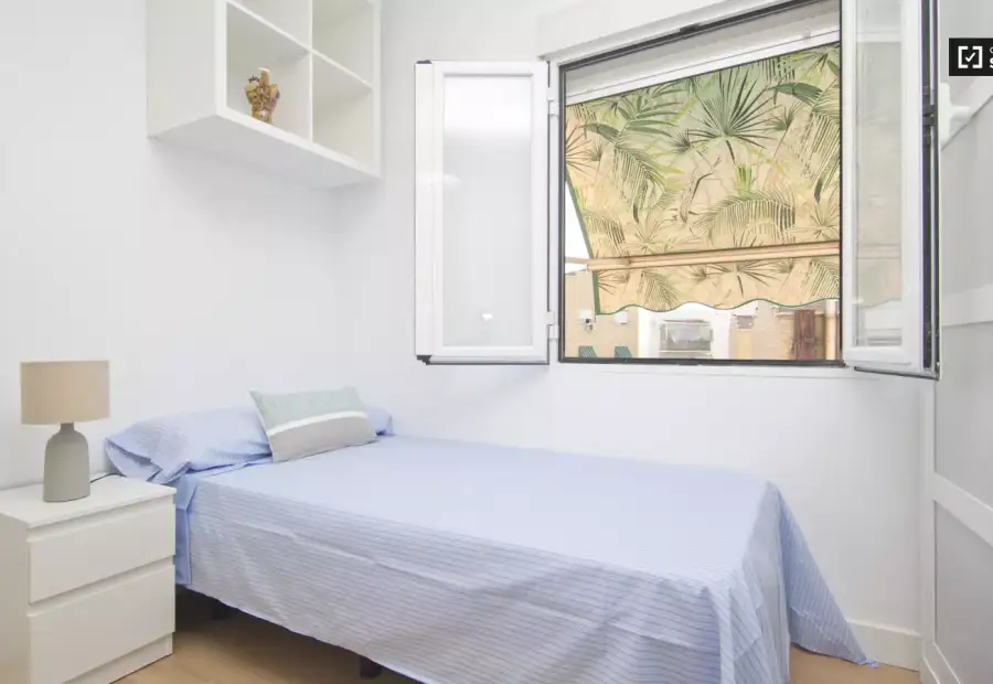 Habitación decorada con una cómoda en un apartamento de 4 dormitorios, Carabanchel en Madrid